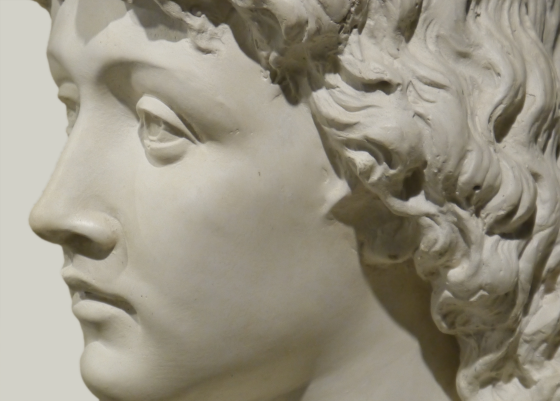 Le « visage fatigué et sérieux » d'une figure angélique (sculpture).