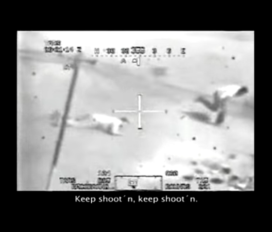 Vue aérienne : un homme est couché par terre, un autre s'enfuit. Au centre un curseur en forme de croix. Texte en dessous : Keep shoot 'n, keep shoot 'n.